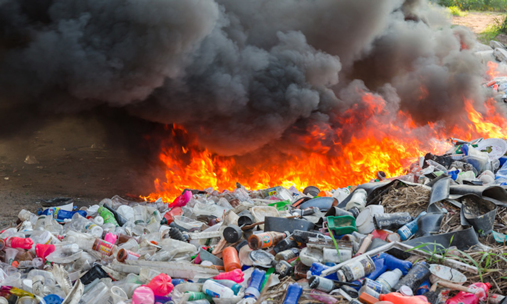 ZERO WASTE INITIATIVE - ZEROWASTEINITIATIVE.COM 3 HARMFUL EFFECTS OF BURNING PLASTIC EVERYONE MUST KNOW 1